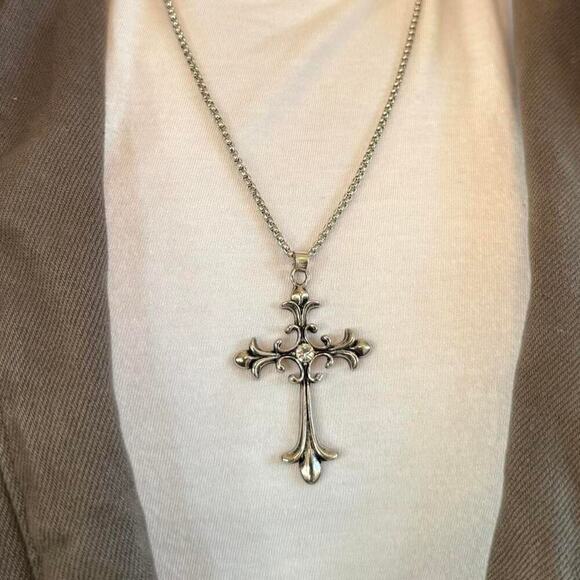 Silver gothic cross pendant necklace - Picture 2 of 4